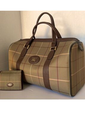 ✋🛑Price Drop ✋🛑AUTHENTIC Large Burberry Boston Handbag With Wallet.